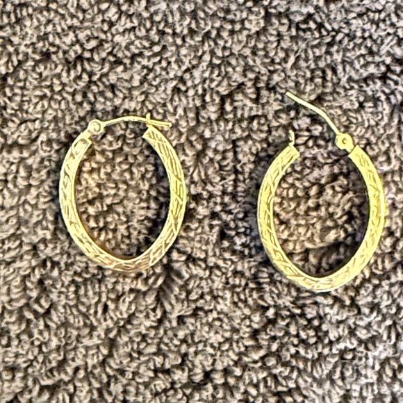10k Gold Hoops with detail - Picture 1 of 3